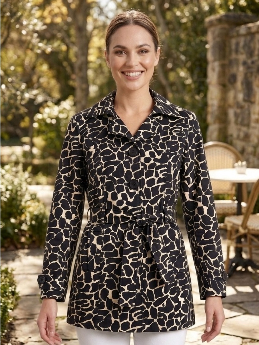 Luii EUC Black & Cream Animal
Print Belted short trench coat
Size L